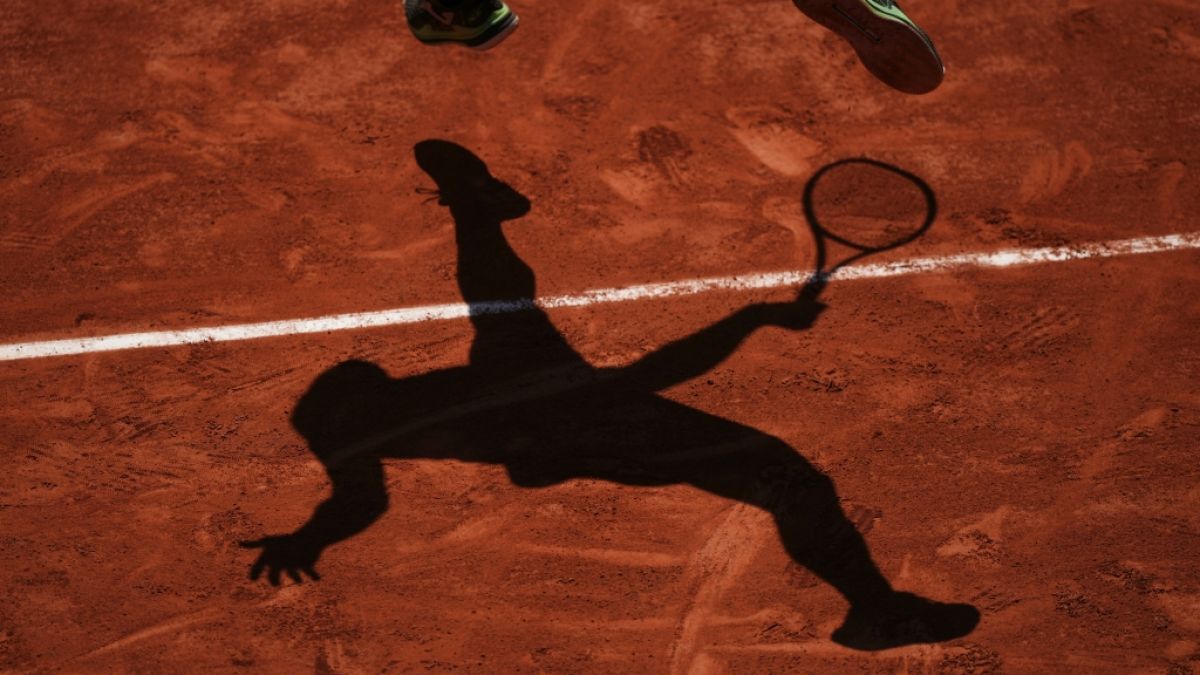 Grand Slam/ATP-Tour - French Open. Camilo Ugo Carabelli aus Argentinien wirft einen Schatten, w&auml;hrend er gegen den Russen Rublev aufschl&auml;gt, vom 27.05.2026. (Symbolbild) (Foto)
