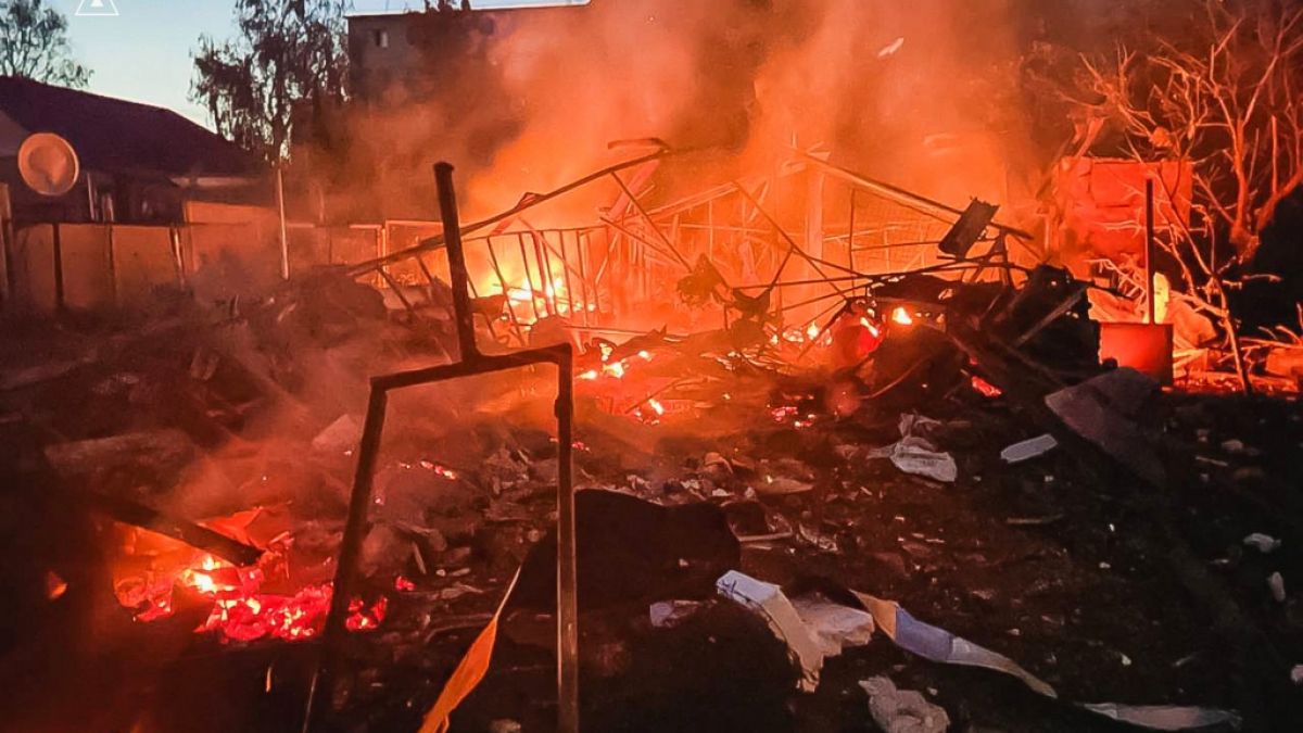 Auf diesem Foto des ukrainischen Katastrophenschutzes brennt ein besch&auml;digtes Geb&auml;ude nach einem russischen Angriff, vom 09.06.2026. (Symbolbild) (Foto)