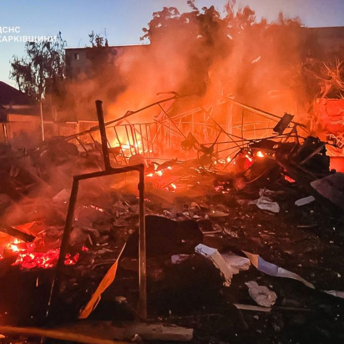 Auf diesem Foto des ukrainischen Katastrophenschutzes brennt ein beschädigtes Gebäude nach einem russischen Angriff, vom 09.06.2026. (Symbolbild)