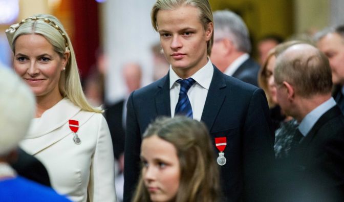 Mette-Marits Sohn vergnügt im Pool - Wirbel um Gefängnis-Foto Marius Borg Høiby
