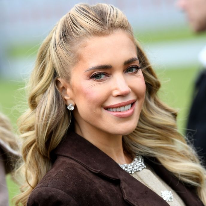 So kennt man die Moderatorin: Sylvie Meis mit langen blonden Haaren.