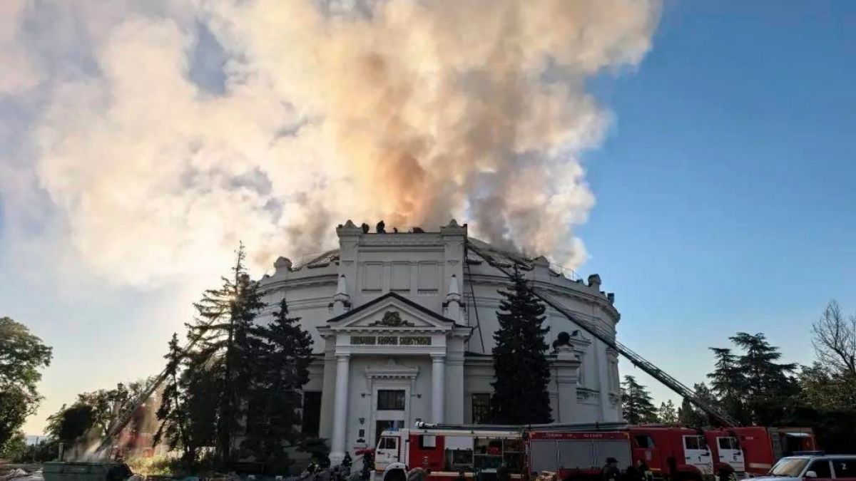 Auf diesem Bild vom Mittwoch, 10. Juni 2026, zur Verf&uuml;gung gestellten Foto l&ouml;schen Feuerwehrleute ein Feuer, nachdem ein ukrainischer Drohnenangriff das Geb&auml;ude des Panoramas &laquo;Verteidigun..., am 10.06.2026. (Symbolbild) (Foto)