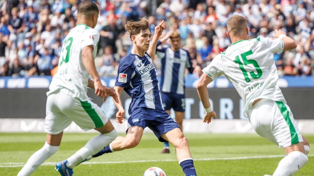Kennet Eichhorn (M.) verl&auml;sst Hertha BSC und spielt ab der kommenden Saison f&uuml;r Bayer Leverkusen. (Foto)