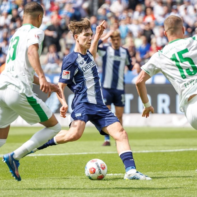 Kennet Eichhorn (M.) verlässt Hertha BSC und spielt ab der kommenden Saison für Bayer Leverkusen.