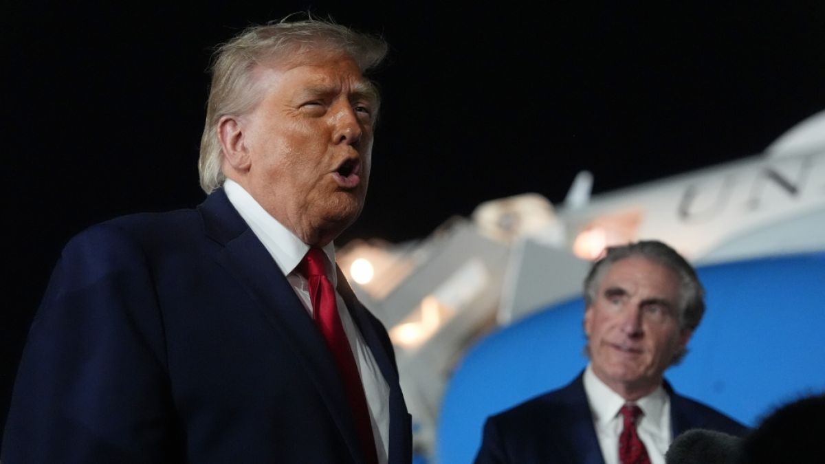 Donald Trump (l.) konnte sein Wahlversprechen, keine neuen Kriege zu beginnen, nicht halten. (Foto)