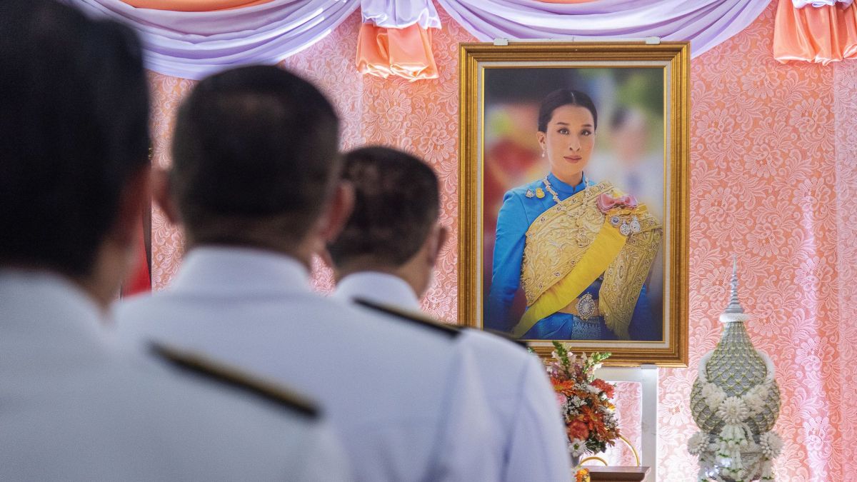 Thail&auml;ndische Beamte erweisen vor einem Portr&auml;t der thail&auml;ndischen Prinzessin Bajrakitiyabha im Chulalongkorn-Krankenhaus in Bangkok ihren Respekt. (Foto)
