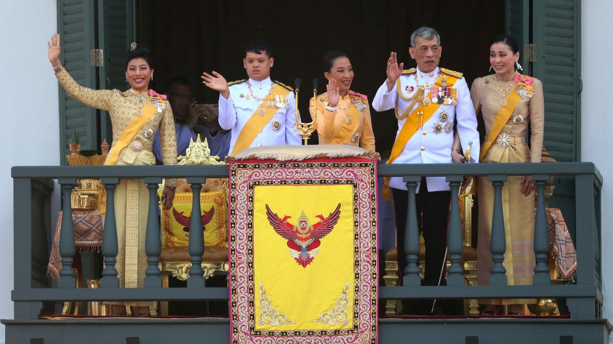 Die Mitglieder der K&ouml;nigsfamilie von Thailand - Prinzessin Sirivannavari Nariratana, Prinz Dipangkorn Rasmijoti, Prinzessin Bajrakitiyabha, K&ouml;nig Maha Vajiralongkorn und K&ouml;nigin Suthida (v.l.n.r.) - winken von einem Balkon des Gro&szlig;en Palastes aus (Foto)