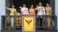 Die Mitglieder der Königsfamilie von Thailand - Prinzessin Sirivannavari Nariratana, Prinz Dipangkorn Rasmijoti, Prinzessin Bajrakitiyabha, König Maha Vajiralongkorn und Königin Suthida (v.l.n.r.) - winken von einem Balkon des Großen Palastes aus