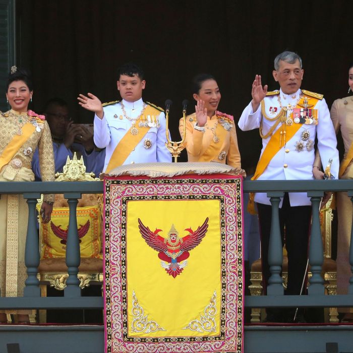 Die Mitglieder der Königsfamilie von Thailand - Prinzessin Sirivannavari Nariratana, Prinz Dipangkorn Rasmijoti, Prinzessin Bajrakitiyabha, König Maha Vajiralongkorn und Königin Suthida (v.l.n.r.) - winken von einem Balkon des Großen Palastes aus