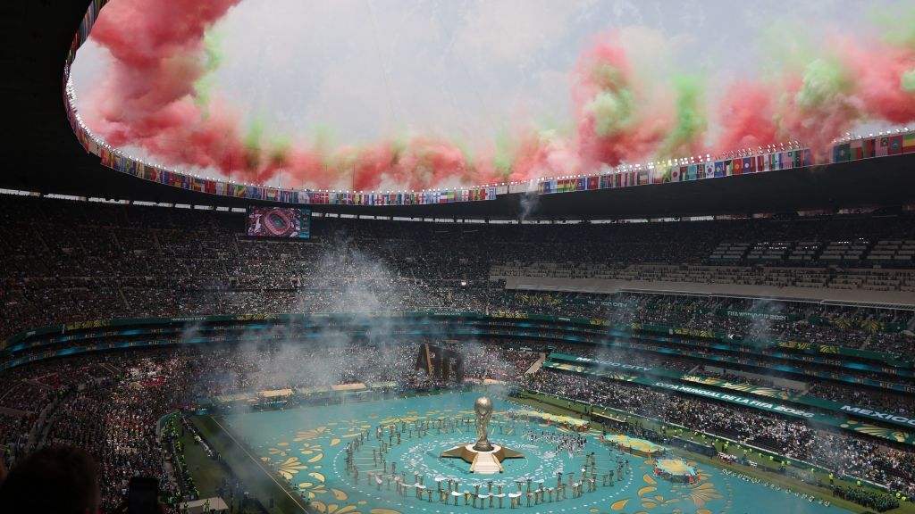 Ein überdimensionaler WM-Pokal wurde auf dem Rasen platziert. Zudem gab es ein buntes Feuerwerk im Stadion von Mexiko-Stadt. (Foto)