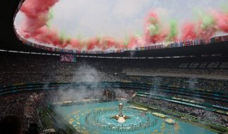 Ein überdimensionaler WM-Pokal wurde auf dem Rasen platziert. Zudem gab es ein buntes Feuerwerk im Stadion von Mexiko-Stadt.