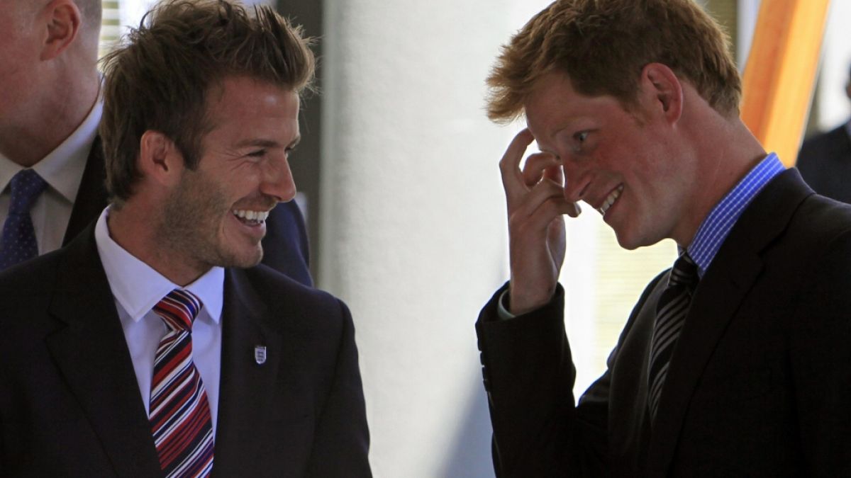 Damals war die Welt noch in Ordnung: Prinz Harry und David Beckham, hier auf einem Foto aus dem Jahr 2010, verband eine jahrelange Freundschaft. (Foto)