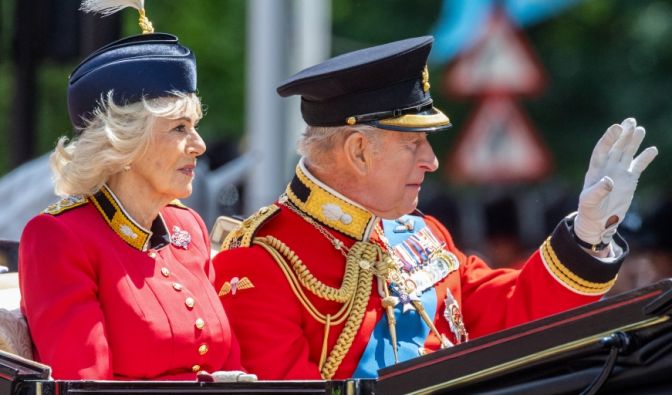 Lippenleserin offenbart brisanten Satz - das raunte er Königin Camilla zu König Charles III.
