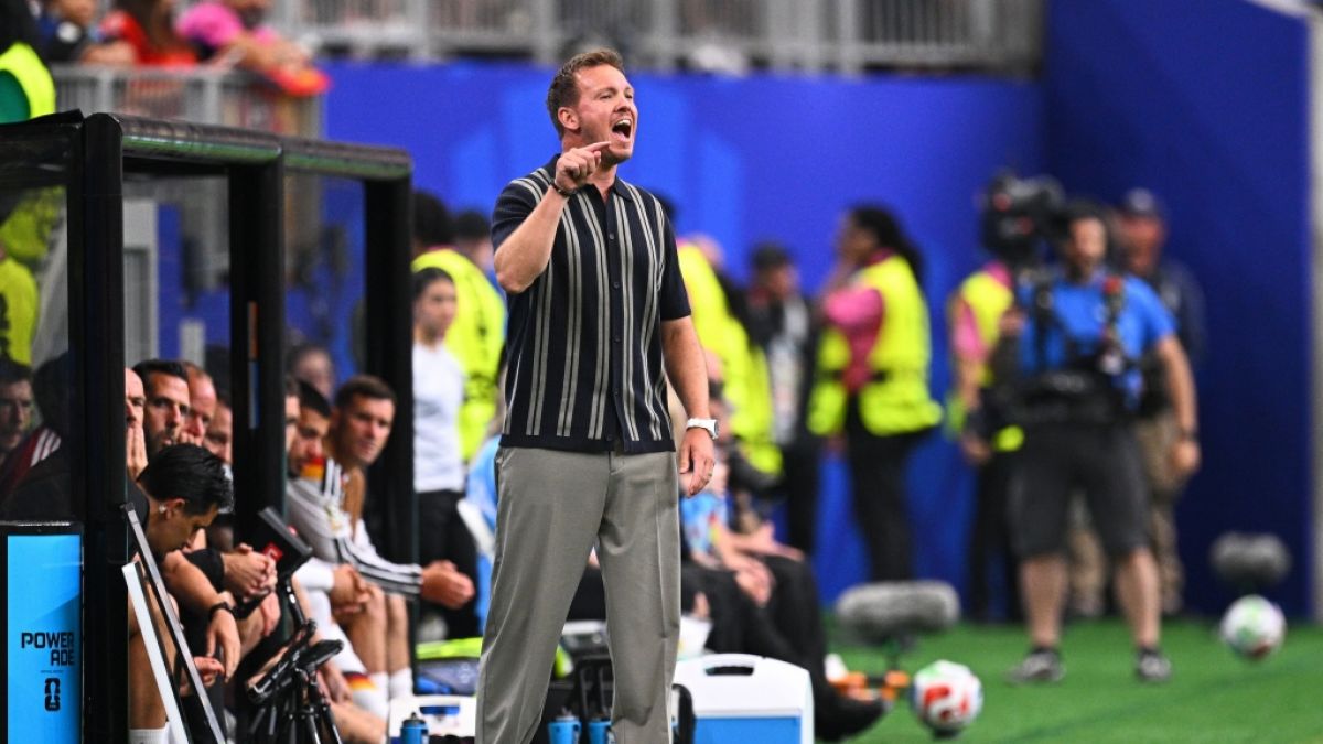 Bundestrainer Julian Nagelsmann traf mit seinem Outfit beim ersten WM-Spiel gegen Curacao f&uuml;r viele Fans die falsche Wahl. (Foto)