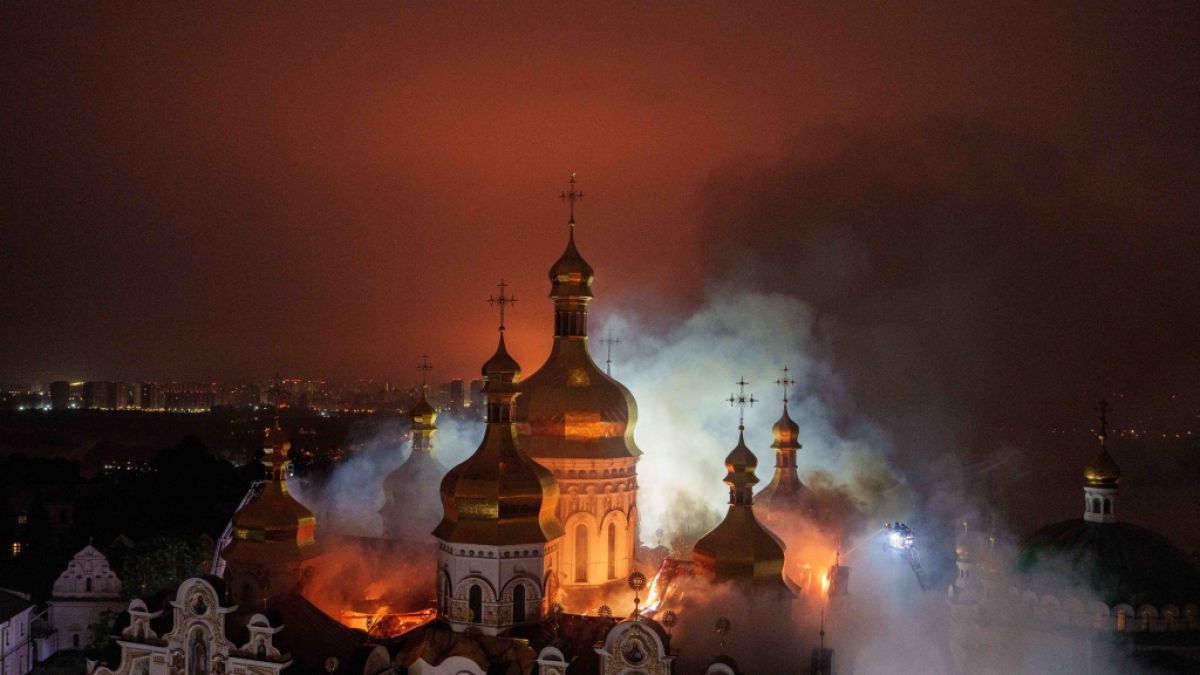 Rettungskr&auml;fte l&ouml;schten am Montag w&auml;hrend eines russischen Angriffs auf Kiew einen Brand in der Mari&auml;-Entschlafens-Kathedrale der Kiewer H&ouml;hlenkloster, vom 15.06.2026. (Symbolbild) (Foto)