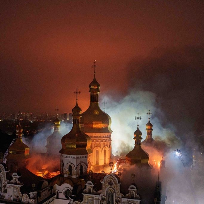 Rettungskräfte löschten am Montag während eines russischen Angriffs auf Kiew einen Brand in der Mariä-Entschlafens-Kathedrale der Kiewer Höhlenkloster, vom 15.06.2026. (Symbolbild)