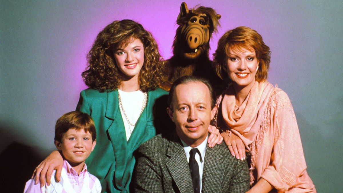 Diese Familie pr&auml;gte eine ganze TV-Generation: Alf und die Familie Tanner mit Vater Willie Tanner (Max Wright, M), Mutter Kate (Anne Schedeen), Tochter Lynn (Andrea Elson) und Brian Tanner (Benji Gregory). (Foto)