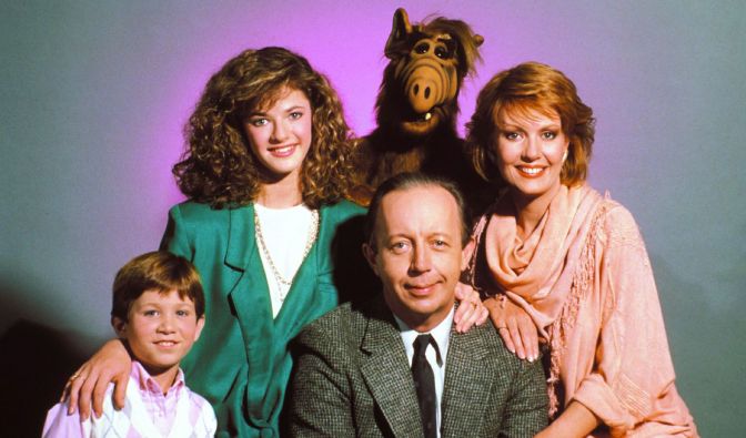Diese Familie prägte eine ganze TV-Generation: Alf und die Familie Tanner mit Vater Willie Tanner (Max Wright, M), Mutter Kate (Anne Schedeen), Tochter Lynn (Andrea Elson) und Brian Tanner (Benji Gregory).