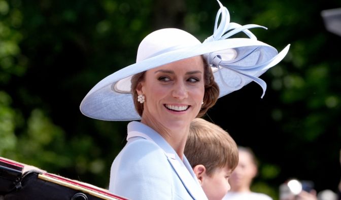 Prinzessin Kate kriegt offenbar auch nach 15 Ehejahren nicht genug vom Anblick ihres Ehemannes Prinz William in Uniform.