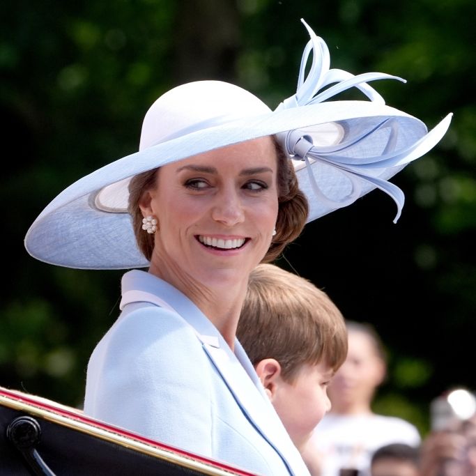 Prinzessin Kate kriegt offenbar auch nach 15 Ehejahren nicht genug vom Anblick ihres Ehemannes Prinz William in Uniform.