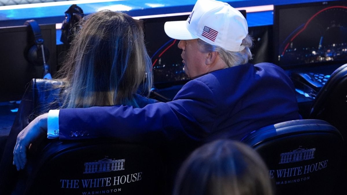 Eine Fotoaufnahme dokumentiert einen besonders innigen Moment zwischen Melania und Donald. (Foto)