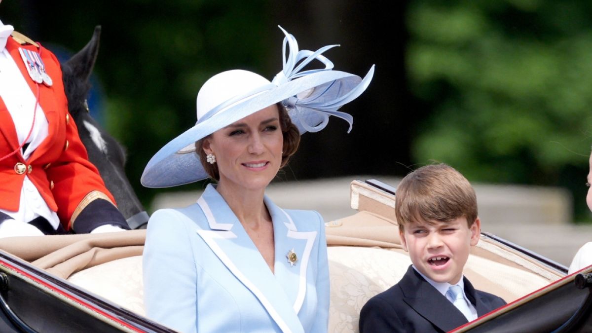 W&auml;hrend Prinzessin Kate mit ihren drei Kindern in der Kutsche durch London rollte, schallten ihr Buhrufe entgegen. (Foto)
