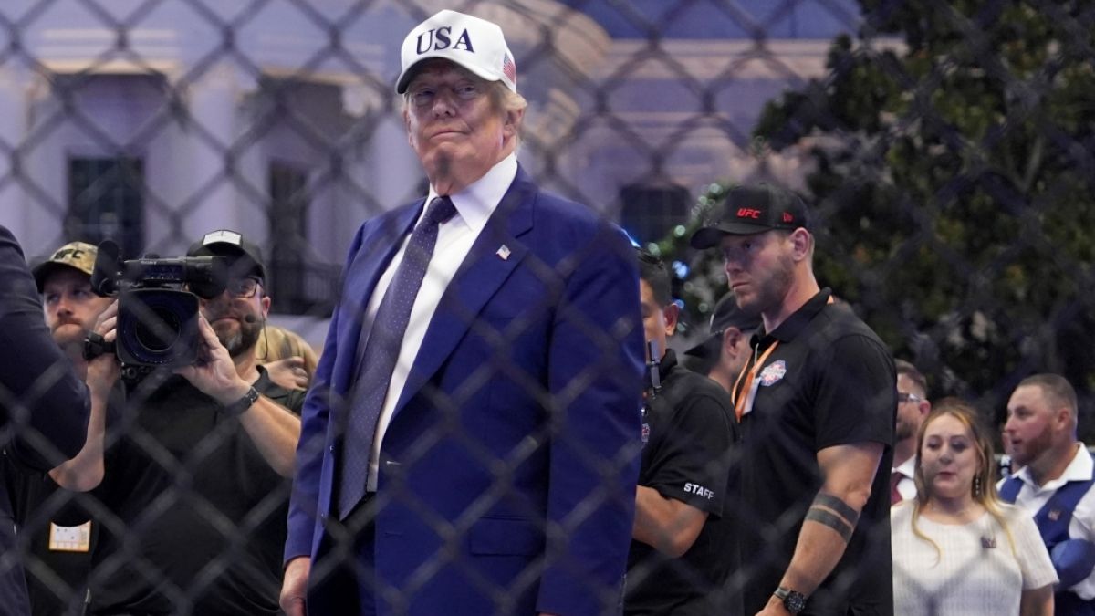 US-Pr&auml;sident Donald Trump feierte seinen 80. Geburtstag mit K&auml;figk&auml;mpfen vor dem Wei&szlig;en Haus. Ein Detail fiel dabei besonders ins Auge - seine verf&auml;rbte Hand. (Foto)