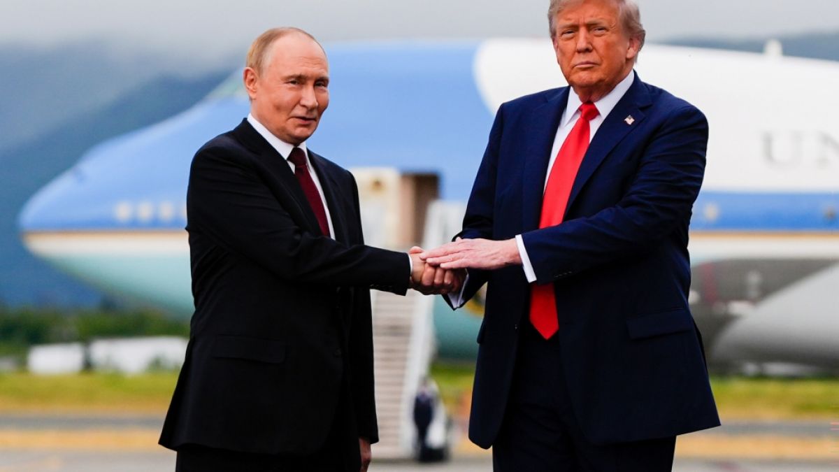 Einem Bericht zufolge hat Wladimir Putin (links) an Donald Trumps Geburtstag zum H&ouml;rer gegriffen. (Foto)