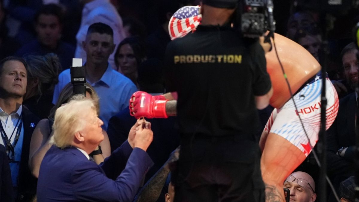 Josh Hokit &uuml;berreicht Donald Trump eine Medaille, nachdem Hokit Derrick Lewis in einem Schwergewichts-Kampf bei der UFC Freedom 250 besiegt hatte. (Foto)