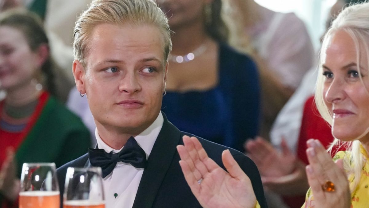 Marius Borg H&oslash;iby, hier mit seiner Mutter Kronprinzessin Mette-Marit von Norwegen, ist nach dreimonatigem Gerichtsprozess zu einer Haftstrafe von vier Jahren verurteilt worden. (Foto)