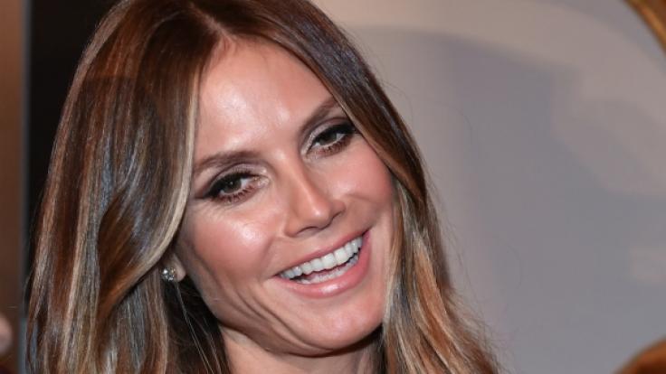 Heidi Klum hat sich mit einem Mann im Bett fotografieren lassen - doch es handelt sich nicht um ihren Verlobten Tom Kaulitz...