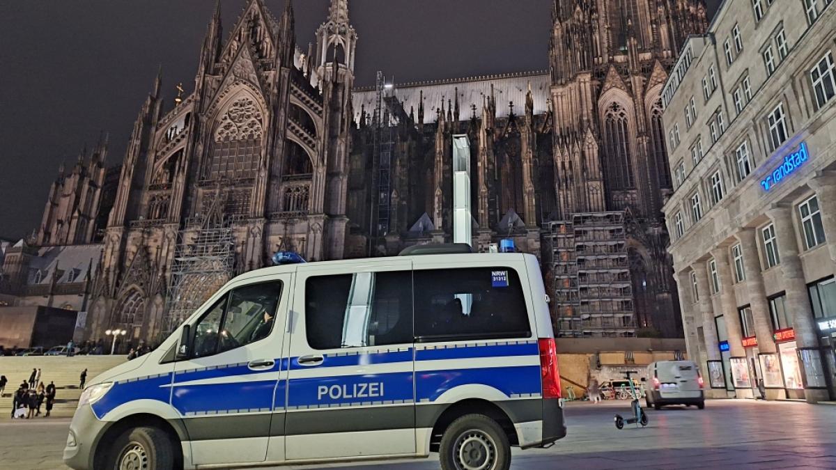 Die Polizei untersuchte kurz vor Heiligabend den K&ouml;lner Dom. Es hat Hinweise auf einen geplanten Terroranschlag gegeben. (Foto)