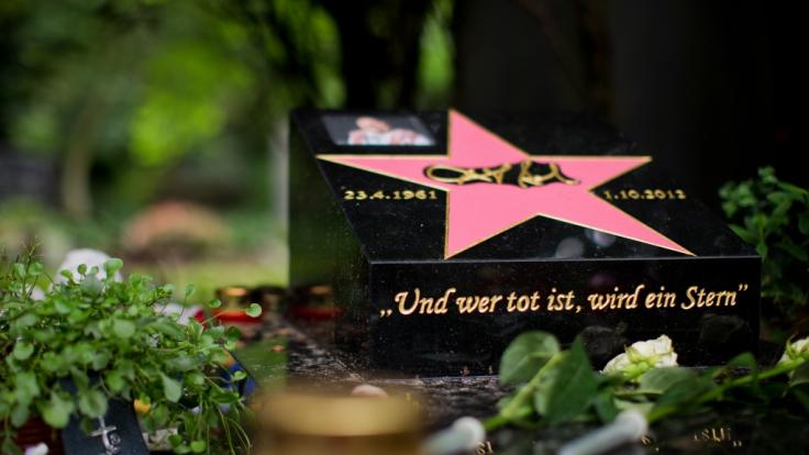 Das Grab von Schauspieler Dirk Bach ist in Köln auf dem Friedhof Melaten zu finden. Das Grab von Schauspieler Dirk Bach ist in Köln auf dem Friedhof Melaten zu finden. (Foto)