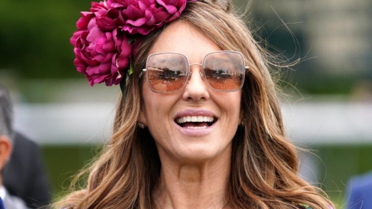 F&uuml;r Elizabeth Hurley sollen bald die Hochzeitsglocken l&auml;uten: Berichten zufolge hat sich die Britin nach einem Jahr Beziehung mit Billy Ray Cyrus verlobt. (Foto)