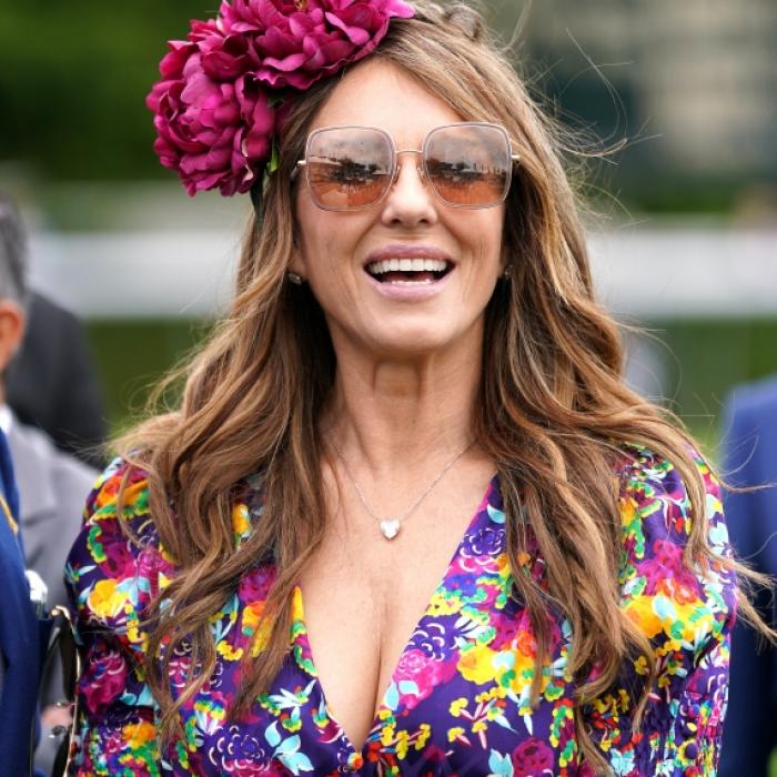 Für Elizabeth Hurley sollen bald die Hochzeitsglocken läuten: Berichten zufolge hat sich die Britin nach einem Jahr Beziehung mit Billy Ray Cyrus verlobt.
