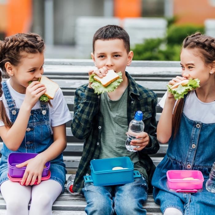 Junge (7) stirbt qualvoll beim Mittagessen mit Schulfreunden