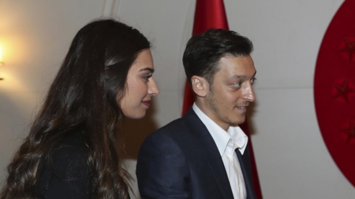 Amine G&uuml;lse mit ihrem Ehemann Mesut &Ouml;zil. (Foto)