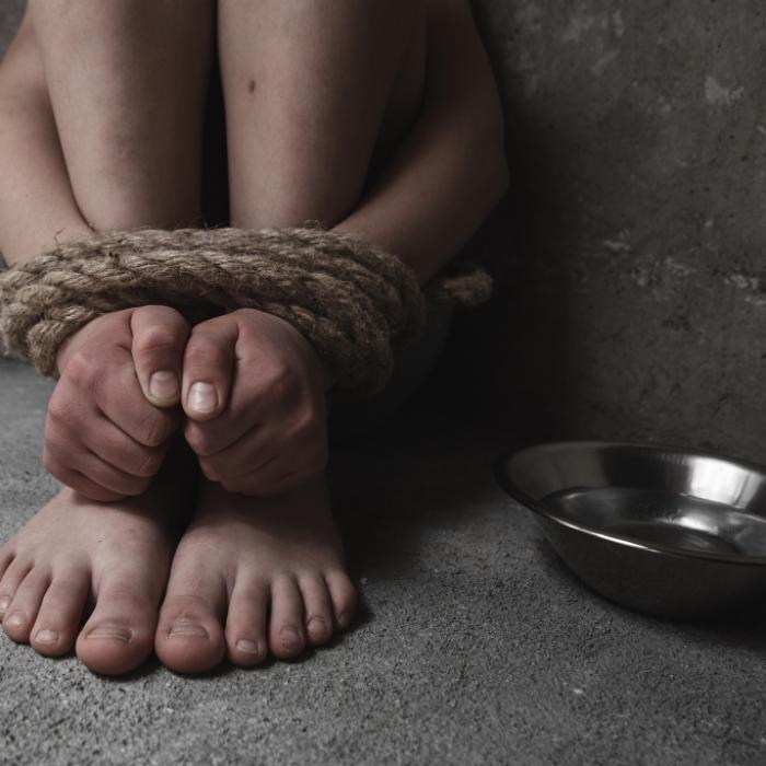 Mit Gürteln und Stromkabeln: Horror-Eltern foltern Tochter und Sohn