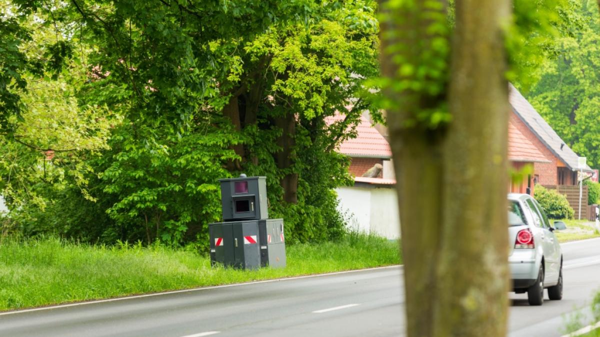 Mobile Blitzer k&ouml;nnen auch auf der gegen&uuml;berliegenden Stra&szlig;enseite lauern. (Symbolbild) (Foto)
