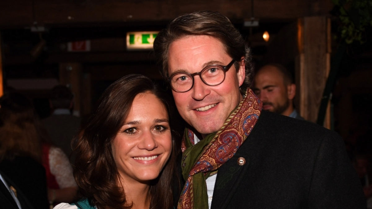 Bundesfinanzminister Andreas Scheuer mit Freundin Julia Reuss im M&uuml;nchner K&auml;ferzelt. (Foto)