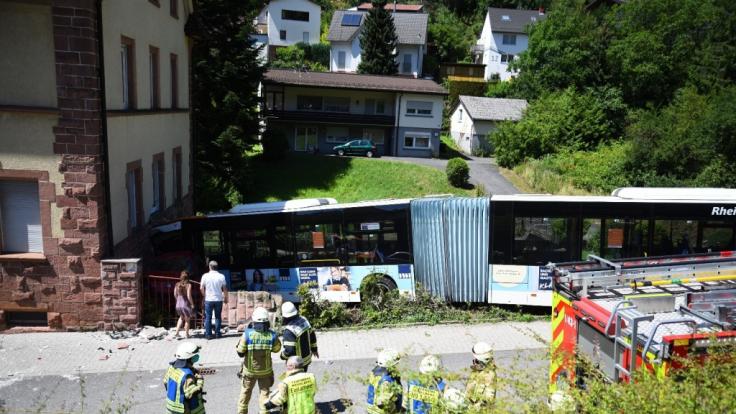 Am Mittwoch fuhr ein Bus in Heidelberg in ein Wohnhaus.