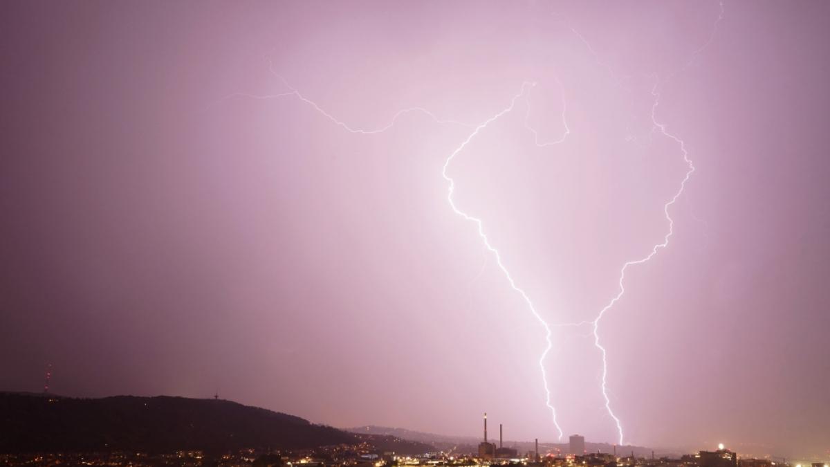 Eine Unwetterfront kracht am Wochenende die Hitze weg. (Foto)