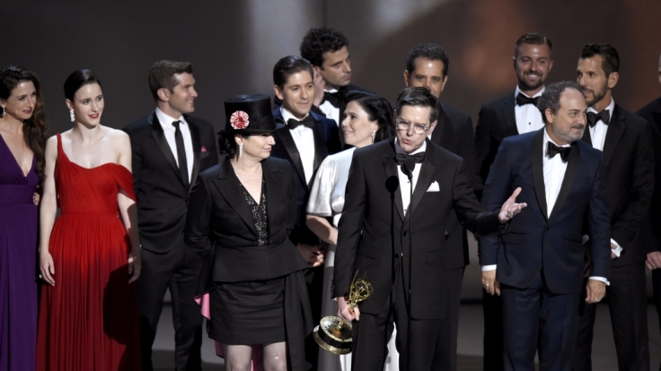 Amy Sherman-Palladino (vorne l) und Daniel Palladino (M) nehmen mit dem Cast und der Crew von