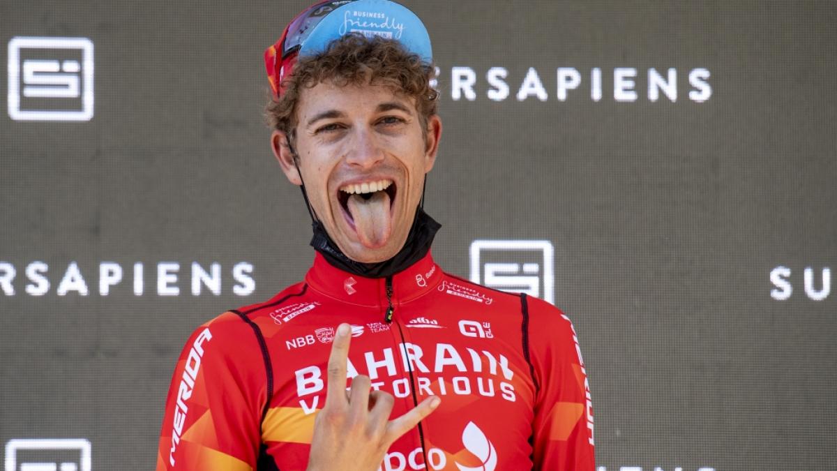 Bei der Tour de Suisse 2021 stand Gino M&auml;der noch jubelnd auf dem Siegertreppchen - zwei Jahre sp&auml;ter erlitt der Schweizer Radprofi bei der Rundfahrt einen t&ouml;dlichen Unfall und starb mit nur 26 Jahren. (Foto)
