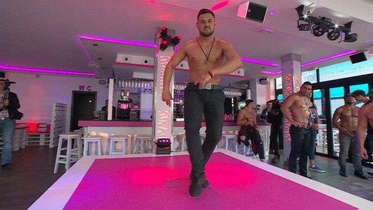 Auf Mallorca stampfen die Auswanderer David und Julie einen Menstrip-Club aus dem Boden.