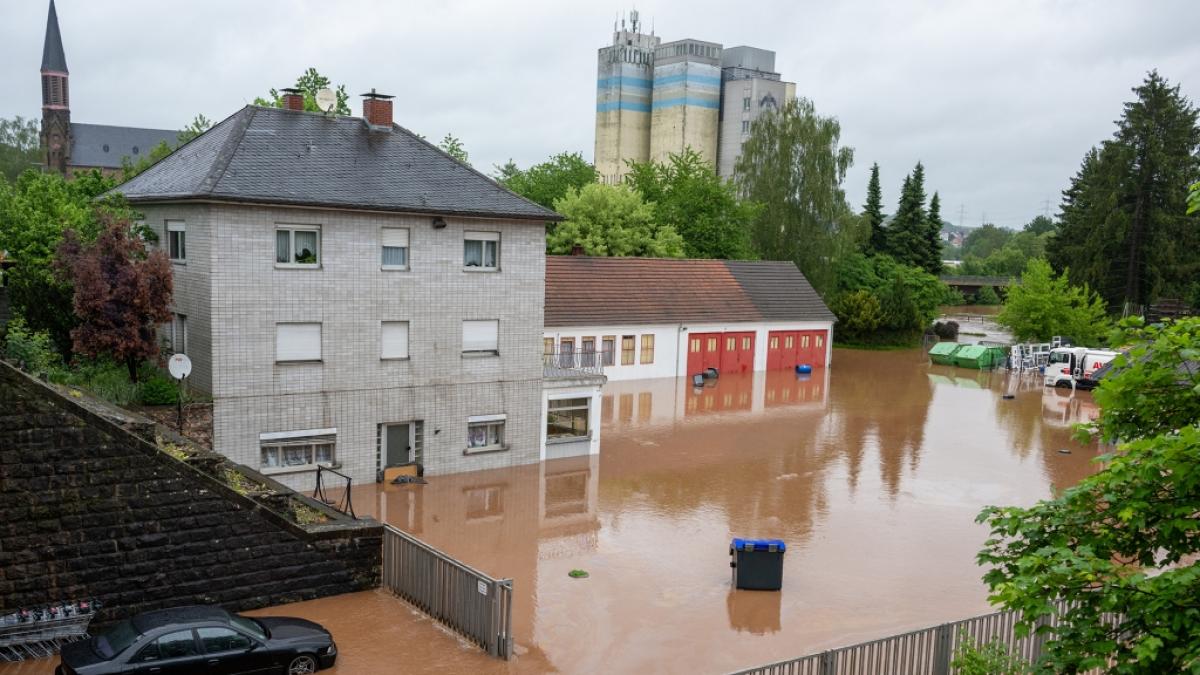 Die heftigen Regenf&auml;lle sorgten im Saarland f&uuml;r schwere &Uuml;berschwemmungen, wie hier in Lebach. (Foto)
