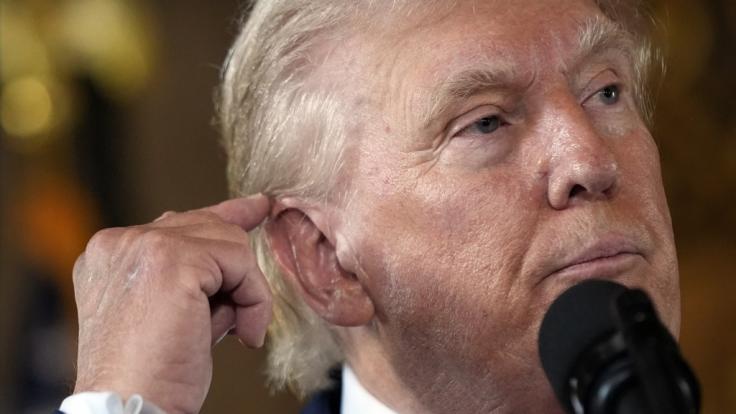 Der republikanische Präsidentschaftskandidat Donald Trump spricht während einer Pressekonferenz in seinem Anwesen Mar-a-Lago zu den Reportern.