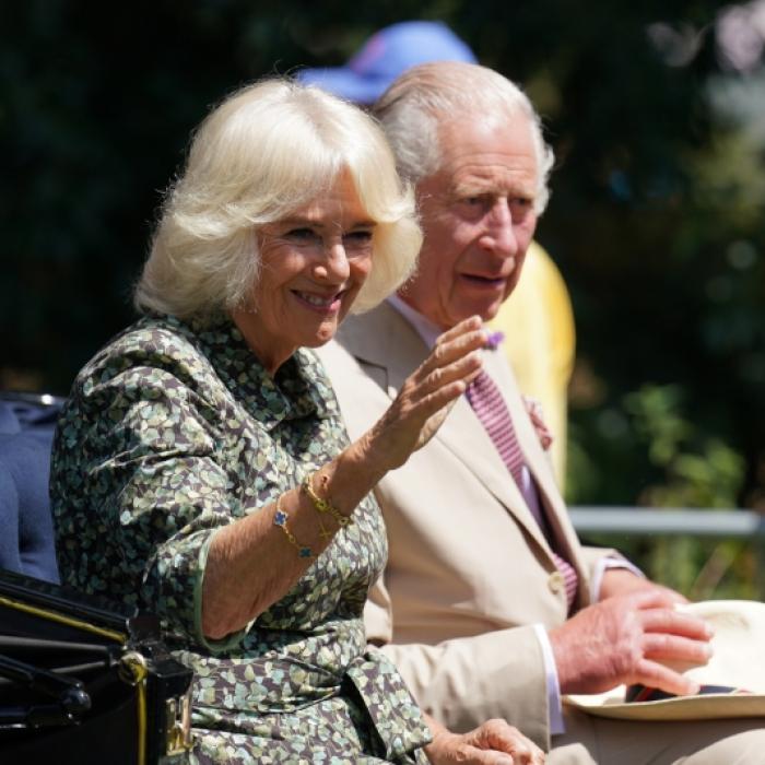 Zum Anbeißen! Bei diesem Anblick lacht sich Königin Camilla schlapp