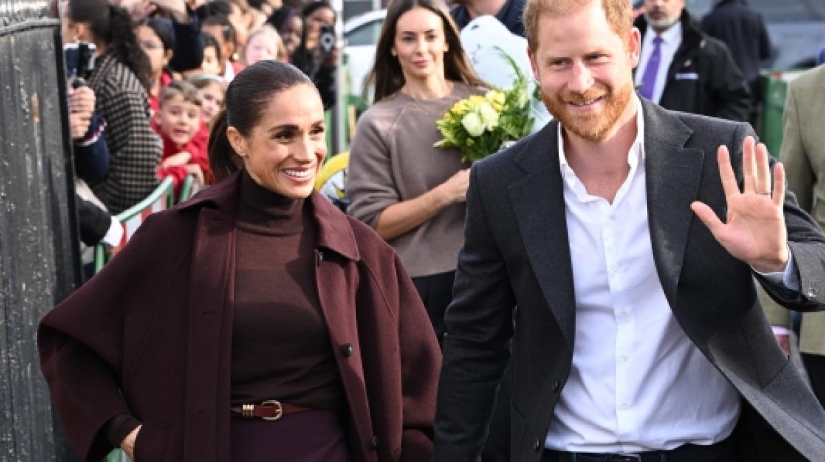 Prinz Harry und Meghan Markle lassen sich in Nottingham feiern - dicht gefolgt von ihrer neuen Assistentin Beth Herlihy. (Foto)