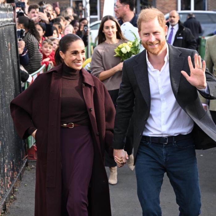 Prinz Harry und Meghan Markle lassen sich in Nottingham feiern - dicht gefolgt von ihrer neuen Assistentin Beth Herlihy.